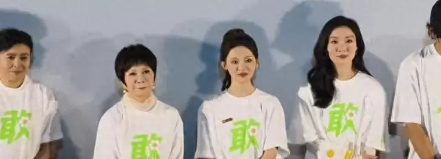 陈思诚新片北京首映，朵朵与爷爷陈胜奇同台亮相 相关图片